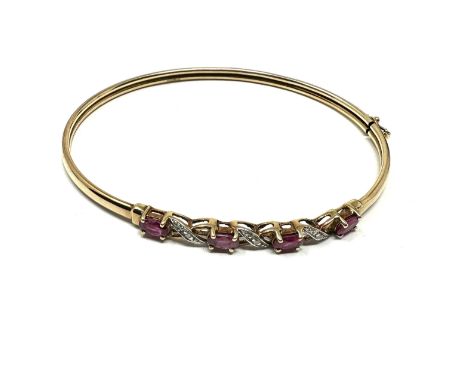 9ct Gold Ruby & Diamond Hinged Bangle (4g) 