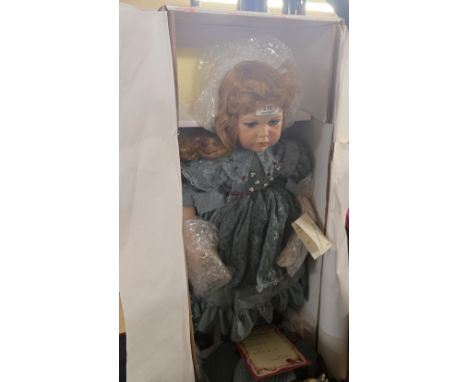 COLLECTABLE PORCELAIN DOLL LIMITED EDITION NO 169/960 DISPLAY DOLLS     
