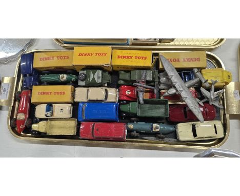 TRAY CONTAINING 18 DINKY MODELS INCLUDING RACING CAR, DELIVERY TRUCKS, ARMY JEEPS, SOME WITH BOXES ETC