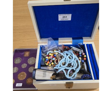LARGE QUANTITY OF COSTUME JEWELLERY, VARIOUS BEADS, NECKLACES, GILT BROOCHES, GILT CHAINS, 1970'S DECIMAL COINAGE SET