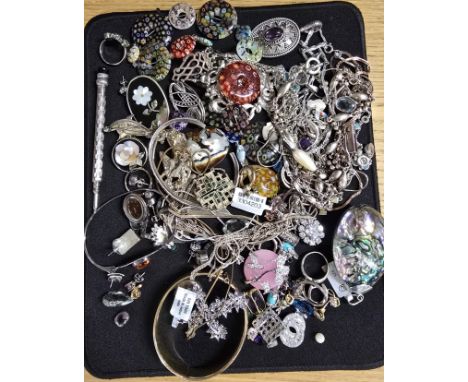 QUANTITY OF VARIOUS SILVER BROOCHES, SILVER NECK CHAINS, SILVER PENDANTS &amp; CHAINS, GILT ROLLED GOLD BANGLE, GILDED SILVER