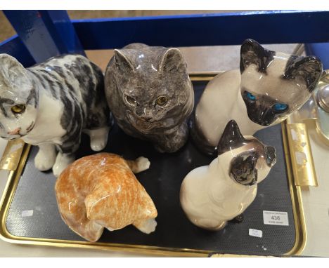 TRAY CONTAINING 5 CERAMIC CAT ORNAMENTS BY KENSINGTON POTTERY 4 WITH GLASS EYES     
