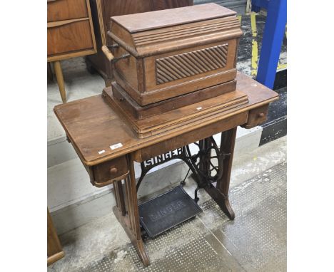 SINGER TREADLE SEWING MACHINE, CASED SINGER SEWING MACHINE