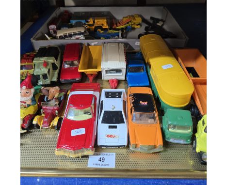 2 TRAYS CONTAINING VARIOUS VINTAGE CORGI MODEL CARS, NODDY CAR, THE SAINT TOY GUN, VARIOUS CARS, MODEL BUSES ETC