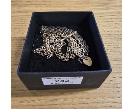 9CT GOLD LADIES PADLOCK STYLE GATE BRACELET, 9CT GOLD CHAIN WITH T-BAR PENDANT, WEIGHT APPROX 13.2 GRAMS