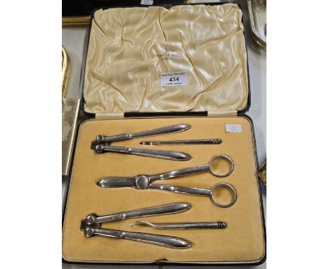 5 PIECE GOOD QUALITY SHEFFIELD PLATE GRAPE &amp; NUT CRACKER SET BY WALKER &amp; HALL SHEFFIELD IN FITTED CASE     