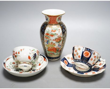 A Worcester kakiemon-style vase and two similar cups and saucers, circa 1775–80