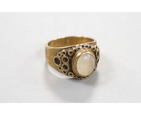 A modern 9ct gold and cabochon moonstone set dress ring, size M/N, gross 7.5 grams.