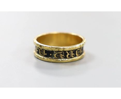 A late George IV 18ct gold and black enamel set mourning band, inscribed 'In Memory Of', shank hallmarked for Birmingham, 182