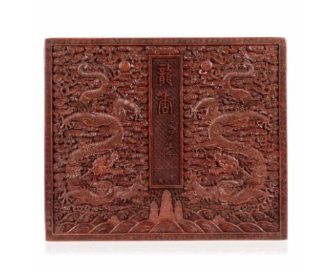 IMPORTANT ET RARE COUVERCLE IMPÉRIAL EN LAQUE ROUGE SCULPTÉMarque et époque Qianlong (1736-1795), datée 1775A VERY RARE LARGE