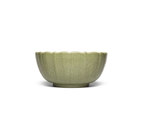 GRAND BOL EN GRÈS CÉLADON LONGQUANDébut de la dynastie MingA LARGE LONGQUAN CELADON BARBED RIM BOWLEarly Ming DynastyWith dee