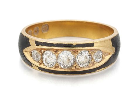 AN EDWARDIAN 18 CARAT GOLD DIAMOND AND BLACK ENAMEL MOURNING RING five graduated old-cut diamonds boat-set to a tapering band