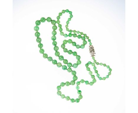 A JADE BEAD NECKLACE WITH A 9 CARAT WHITE GOLD DIAMOND-SET CLASP a single strand of jade beads knotted to a 9 carat white gol