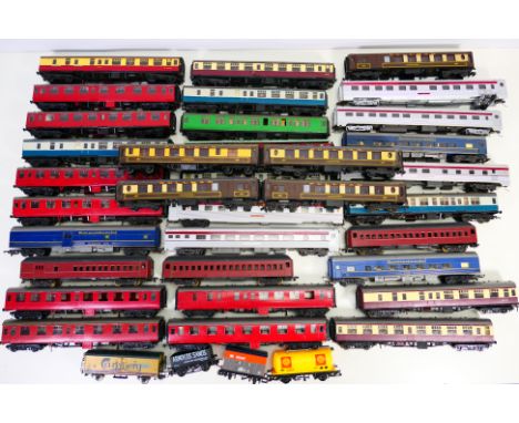Kitmaster - Hornby Dublo - Triang - Con-Cor - Others - An unboxed group of HO/OO gauge mainly passenger rolling stock, largel