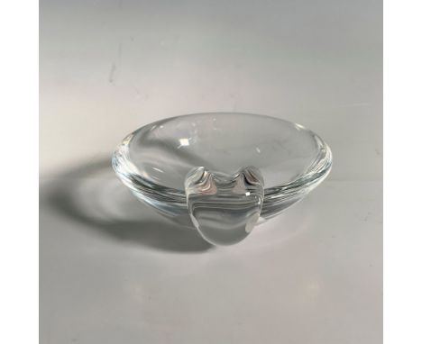 A round glass dish with a gracefully slanted perimeter, elegantly finished with a decorative glass knob. Marked Steuben. Dime