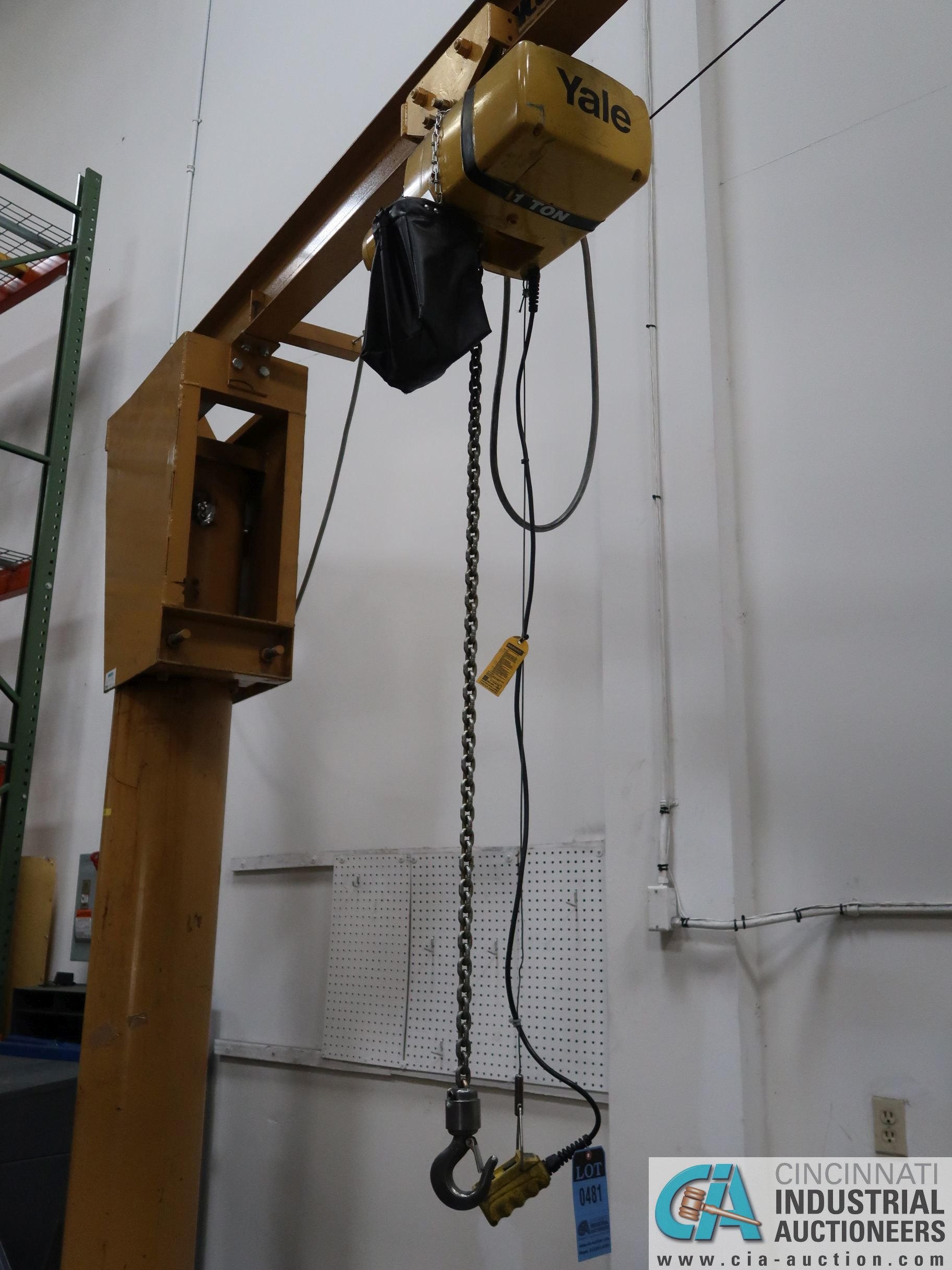 1 TON CAPACITY SPANCO FLOOR MOUNT ROTATING JIB CRANE WITH 1 TON YALE