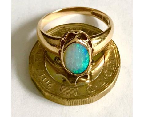 18ct GOLD DRESS RING SET WITH CABOCHON OVAL OPAL STONE, GROSS WEIGHT APPROXIMATELY 4.8g 