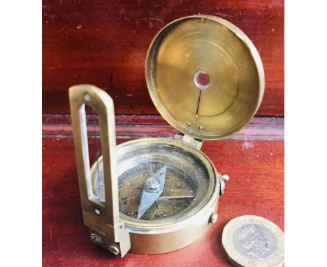 BRASS SIGHTING COMPASS STAMPED 'STANLEY LONDON', DIAMETER APPROXIMATELY 5.25cm 
