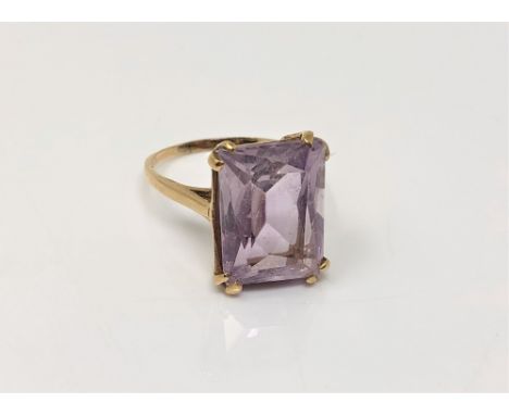 A 9ct gold pink quartz dress ring, size Q CONDITION REPORT: 4.5g