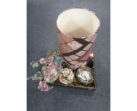 A box of 1970's pottery table lamp with shade, Italian china flower posie, Oriental style wall plates etc 