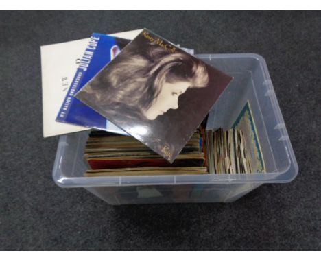 A box of vinyl LP's and 45's to include Tracy Chapman, Deacon Blue, New Order, Michael Jackson, Ultravox, Paul Simon, Metalli