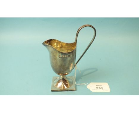 A helmet shaped silver cream jug with loop handle on heavy square base, 14cm high, Chester, 1906___5oz.