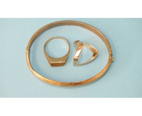 A 9ct gold hinged bangle, 6.7g, a 9ct gold ring, (stone settings vacant), size Q, 2.8g and a wishbone ring, (3).