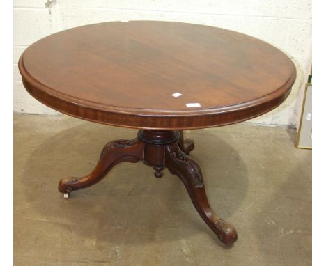 A Victorian mahogany circular breakfast table, the tilt-top on turned column and tripod supports, 104cm diameter.