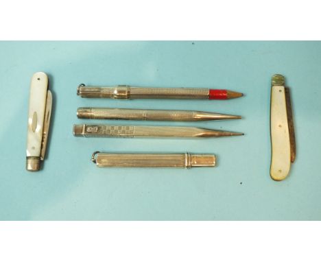 Two mother of pearl handled silver fruit knives, two silver pencil holders and two silver propelling pencils (af), (6).