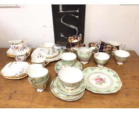 An assortment of china including a part 1930s tea set with four teacups (each: 7cm), four saucers, side plates, milk jug, ser