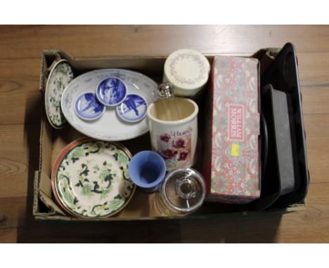 Boxed William Morris Strawberry Thief five piece gift set, utensil jars, decorative plates, baking dishes 