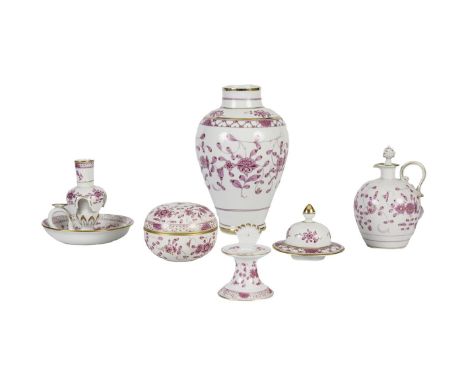 A COLLECTION OF MEISSEN INDIAN PATTERN PORCELAIN ITEMS, comprising an ovoid vase and cover; a small chamber candlestick with 