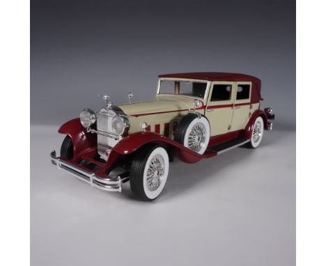 This beautifully detailed 1:18 scale model of a 1930 Packard is a must-have for collectors of vintage automotive replicas. Cr