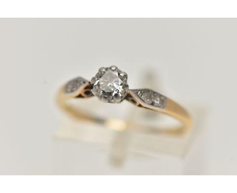A YELLOW METAL DIAMOND RING, designed with a round brilliant cut diamond, claw set in a white metal mount, estimated diamond 