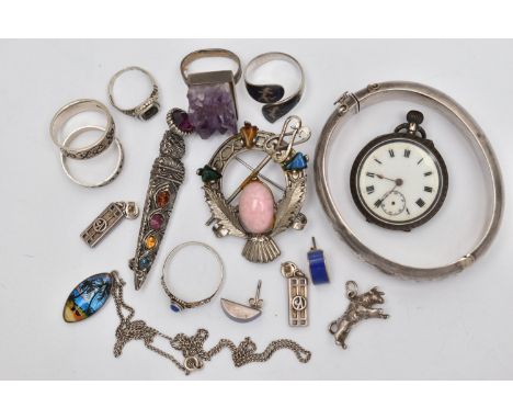 AN ASSORTMENT OF SILVER AND WHITE METAL JEWELLERY ITEMS, a silver hinged bangle, etched with scrolling foliage detail, hallma