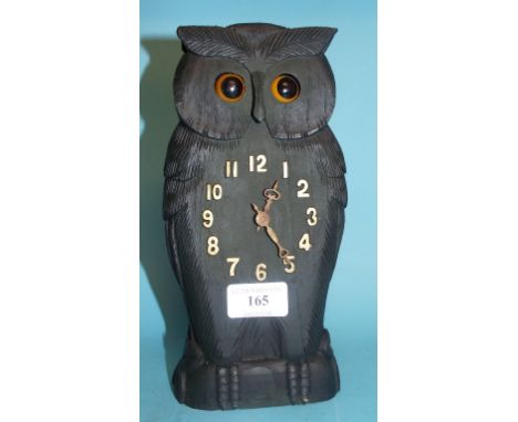 A novelty clock, in the form of an owl, 24.5 cm high Condition report Report by NG

Modern item. Some rubbing to case. Winder