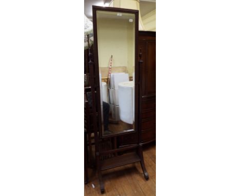 A mahogany cheval dressing mirror, 50 cm wide Condition report Report by NG

Frame wobbly and mirror not quite hanging straig