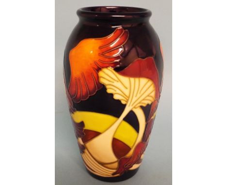 A Moorcroft pottery Parasol Dance pattern vase, dated 2005, 19 cm high Condition report Report by NG

No visible damage or re