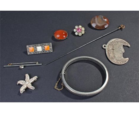 Mixed jewellery, to include two hat pins, an agate brooch, bangle, brooches, (7)