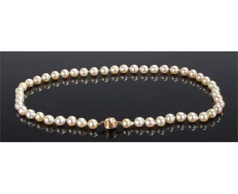Pearl necklace, with a row of pearls, each pearl approximately 7mm diameter, with a 9 carat gold catch