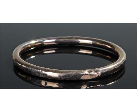 9 carat gold bangle, of tube form, 10.5 grams