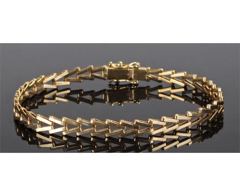 9 carat gold bracelet, of arrow design, 7.1 grams