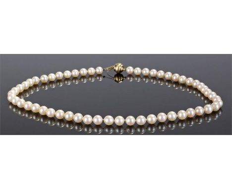 Pearl necklace, with a row of pearls, each pearl approximately 6.5mm diameter, with a 9 carat gold catch