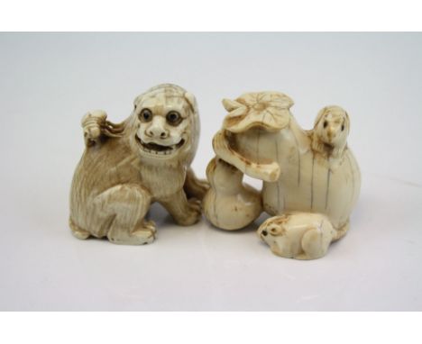 Ivory netsuke of a dog with a bee on it's shoulder, signed, h: 4.25 cm and another of two rats amongst gourds, signed h: 4 cm