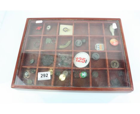 A tray of mixed collectables to include metal detecting finds, Roman coins, clay pipe head and badges.