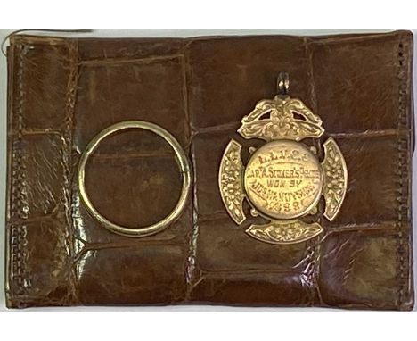 9CT GOLD JEWELLERY ITEMS (2) - to include a repaired wedding band, Size R, and a fob medallion with presentation inscription 