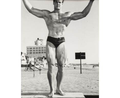 Bruce BELLAS alias Bruce OF LOS ANGELES (1909-1974)Steve Reeves in Santa MonicaSilver print stamped on the back25,5 x 20 cmAm