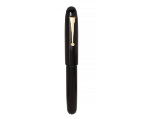PILOT FOUNTAIN PEN "REGISTERED PATENT OFFICE 50".Black lacquer barrel.Limited edition. This is a prototype that was discontin