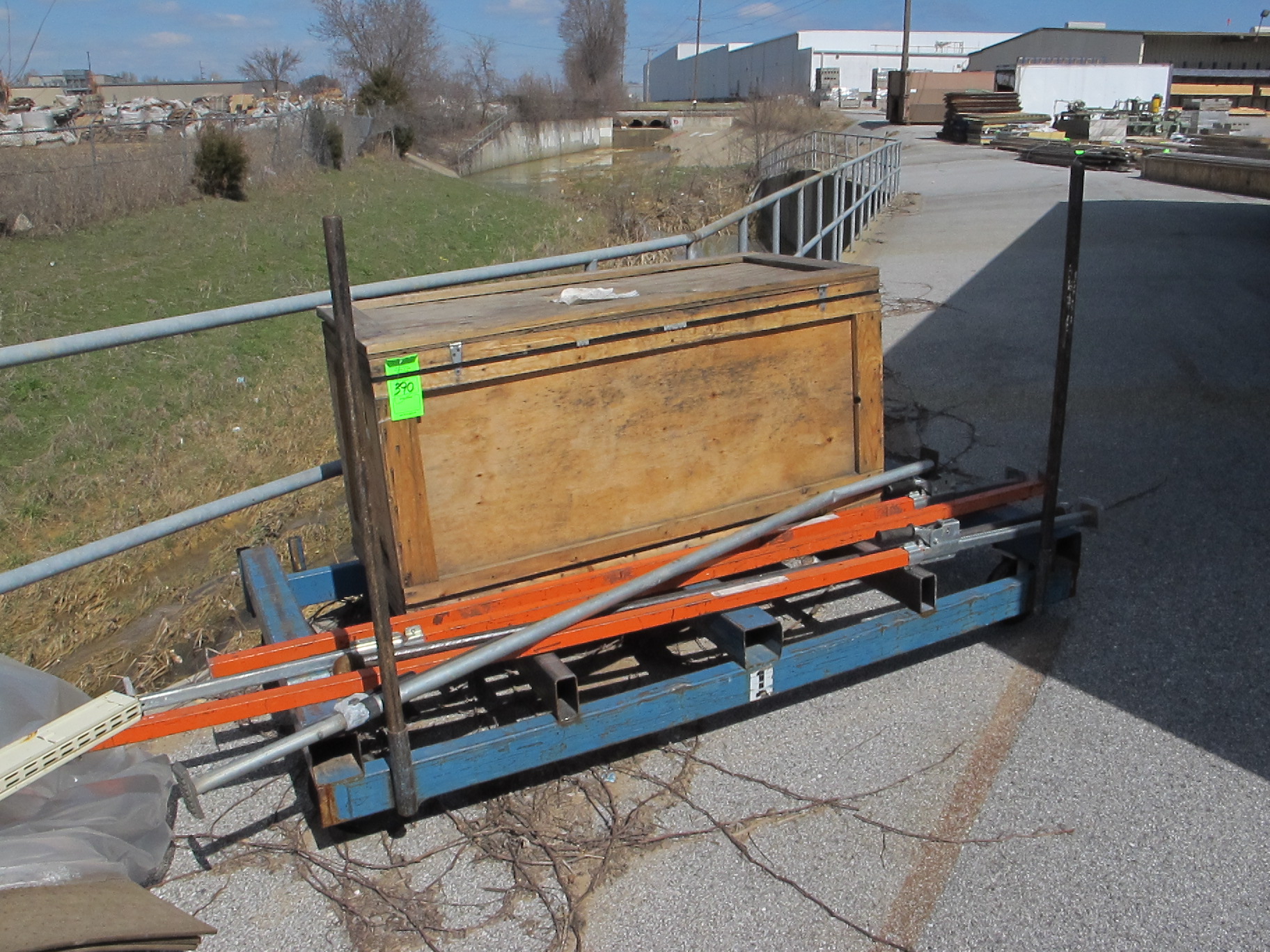 GONDOLA SKATE MOVING SYSTEM W/BOX & PORTABLE CART; (4) KINEDYNE JACK BARS