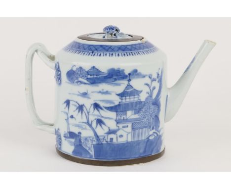 Chinese blue and white export teapot and cover, early 19th Century, height 16cm 